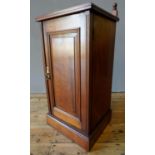 EDWARDIAN MAHOGANY POT CUPBOARD WITH SINGLE PANELLED DOOR AND SERPENTINE GALLERY BACK (39.5cm wide,