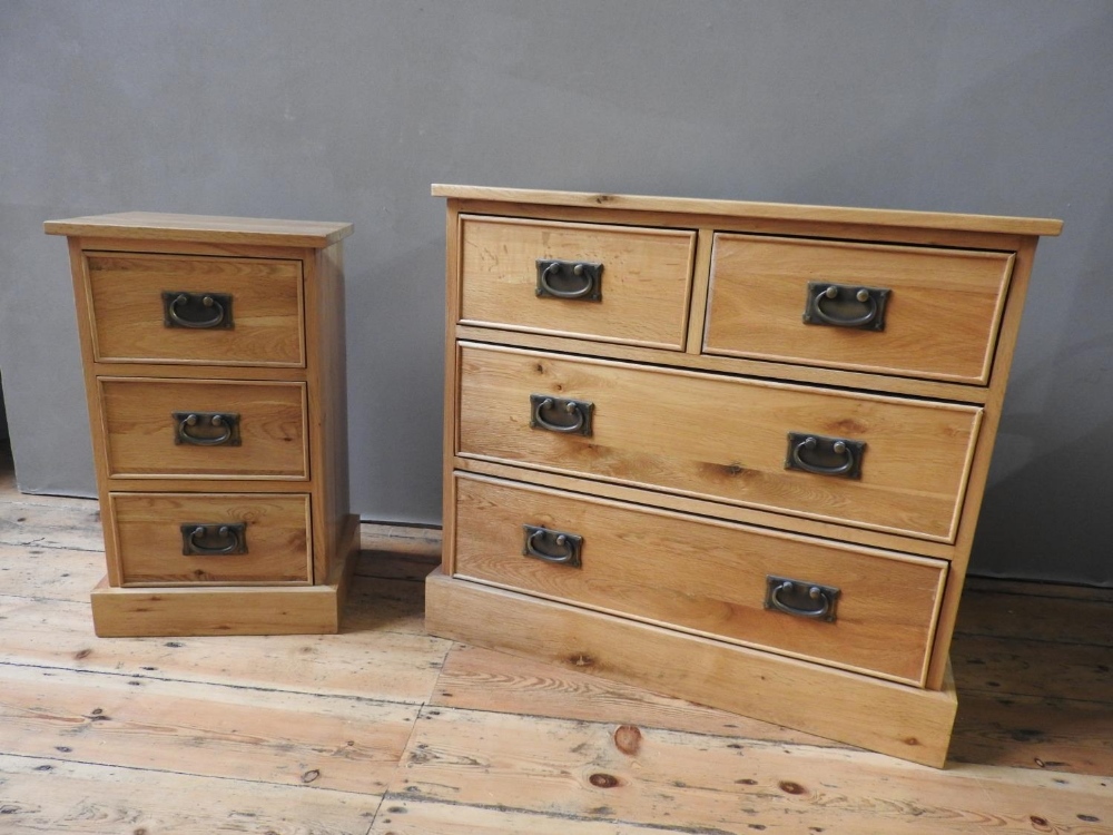 CONTEMPORARY HARDWOOD CHEST OF 4 DRAWERS (76cm wide, 40cm deep, 69cm high) &amp; MATCHING 3-DRAWER B - Image 2 of 2