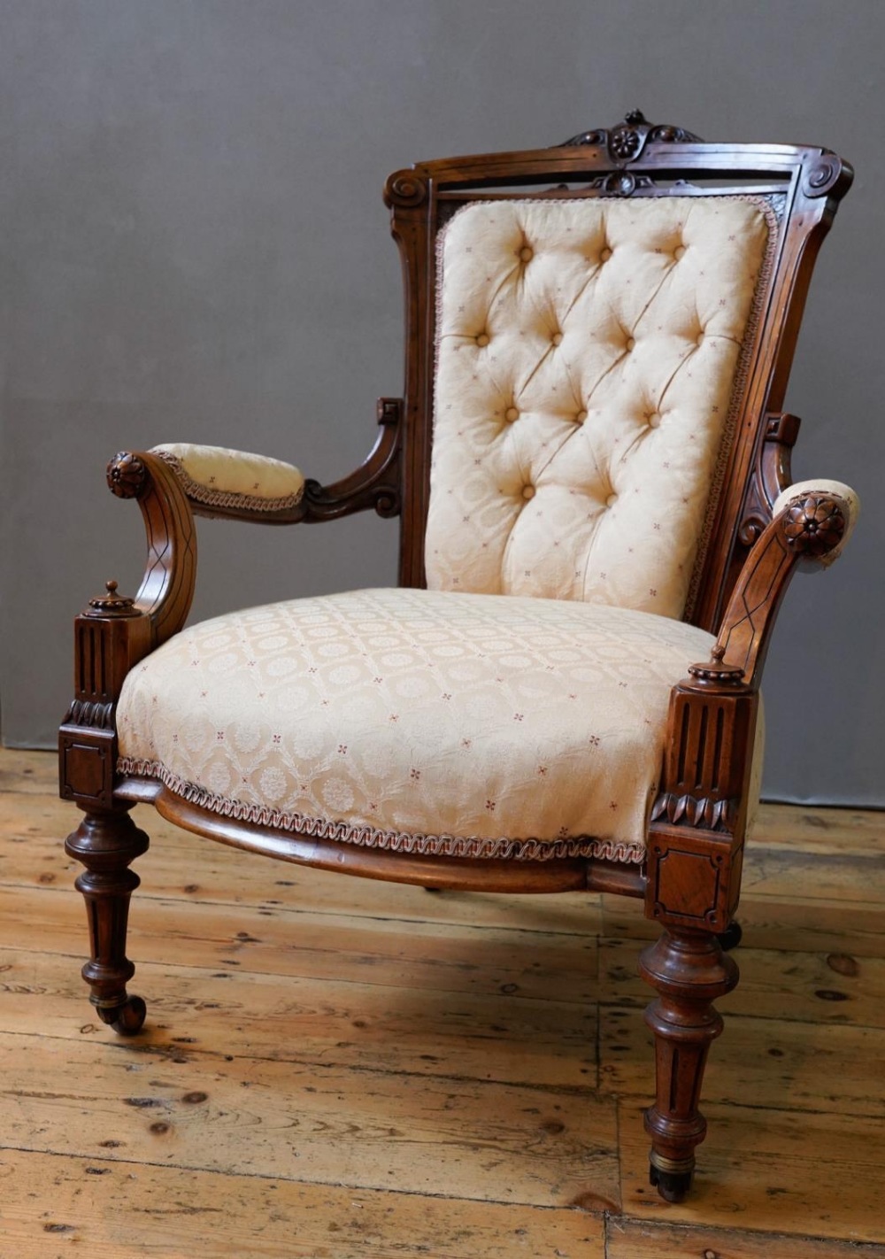 LATE VICTORIAN WALNUT FRAME ARMCHAIR, UPHOLSTERED BUTTON BACK WITH TAPERED FLUTED FRONT LEGS TERMINA