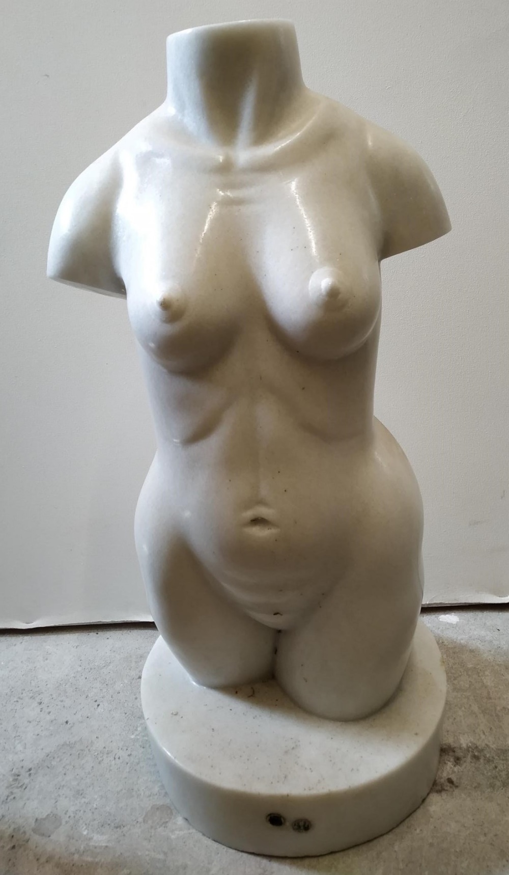 A CONTEMPORARY MARBLE SCULPTURE OF A NUDE FEMALE TORSO 79 cm high 