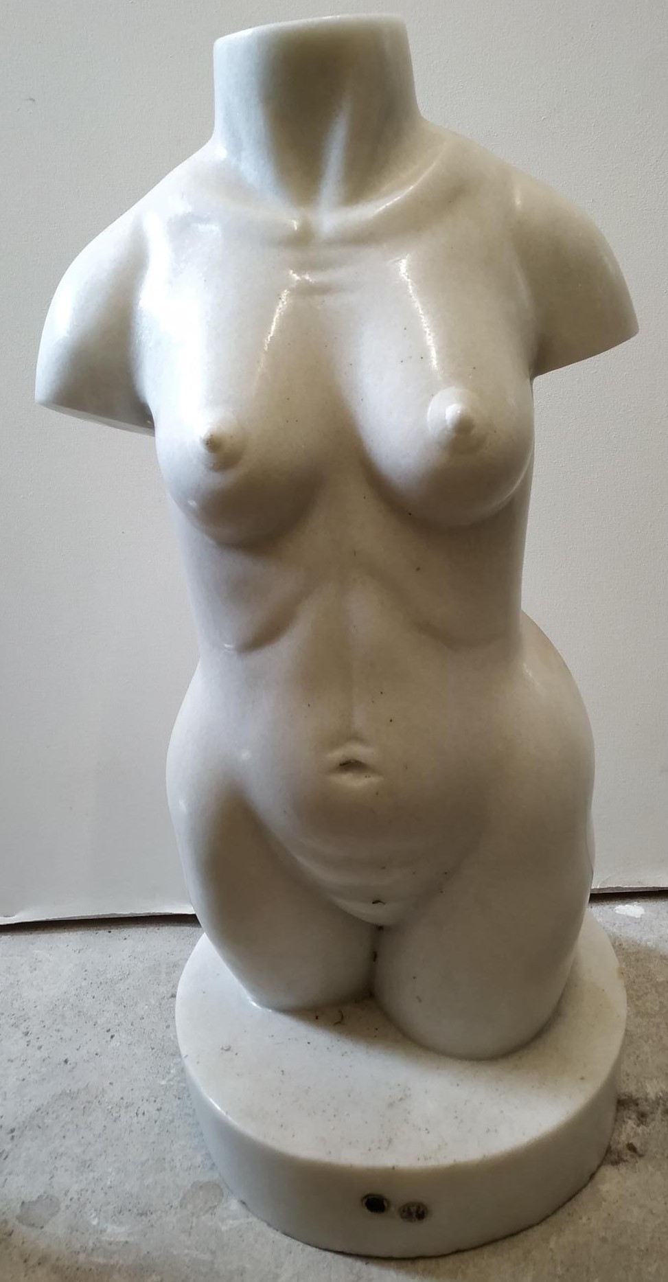 A CONTEMPORARY MARBLE SCULPTURE OF A NUDE FEMALE TORSO 79 cm high  - Image 2 of 4