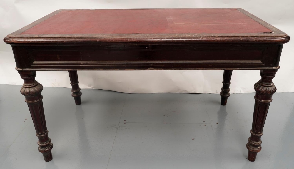 A VICTORIAN MAHOGANY WRITING TABLE WITH REXINE INSET TOP. (No drawers) 68 x 122 x 69 cms