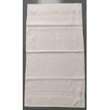 A QUANTITY OF WHITE / YELLOW PATERNED TOWELS, VARIOUS PLAIN WHITE TOWELS, OTHERS WITH FLORAL