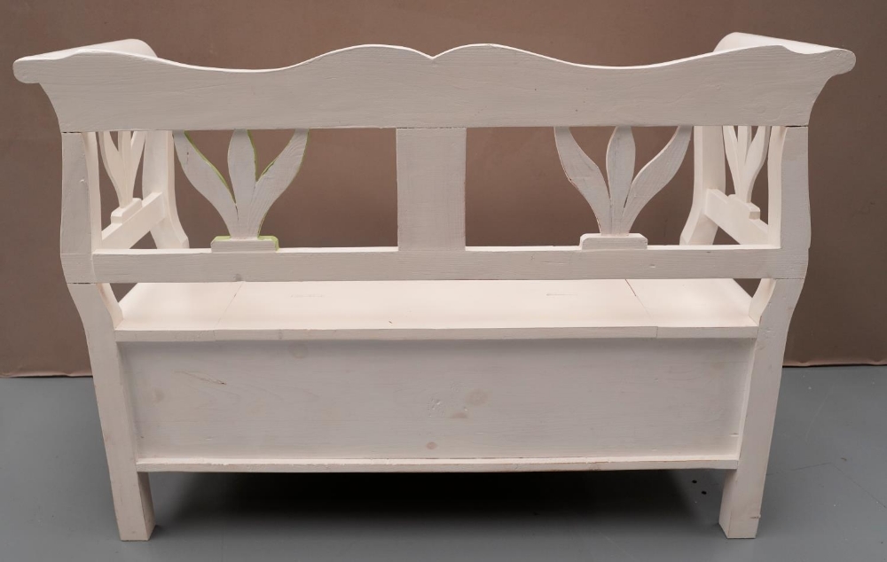 A PAINTED MODERN SCANDINAVIAN STYLE PINE BENCH WITH LIFT UP BOX SEAT. 84 X 120 x 41 cms  - Image 3 of 3