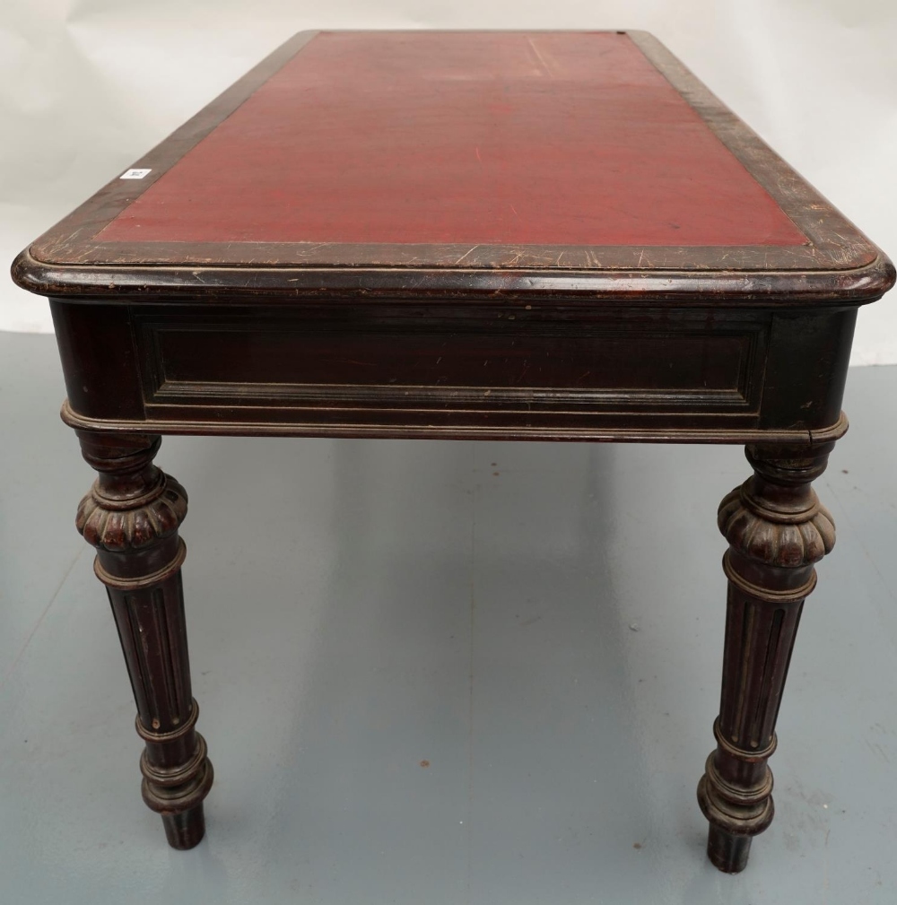 A VICTORIAN MAHOGANY WRITING TABLE WITH REXINE INSET TOP. (No drawers) 68 x 122 x 69 cms - Image 3 of 5