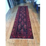 AN IRANIAN HAND KNOTTED HAMADAN RUNNER, 400 x 100cm