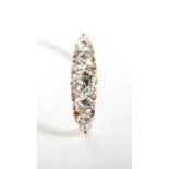 AN 18ct GOLD FIVE STONE DIAMOND RING, ring size P+1/2
