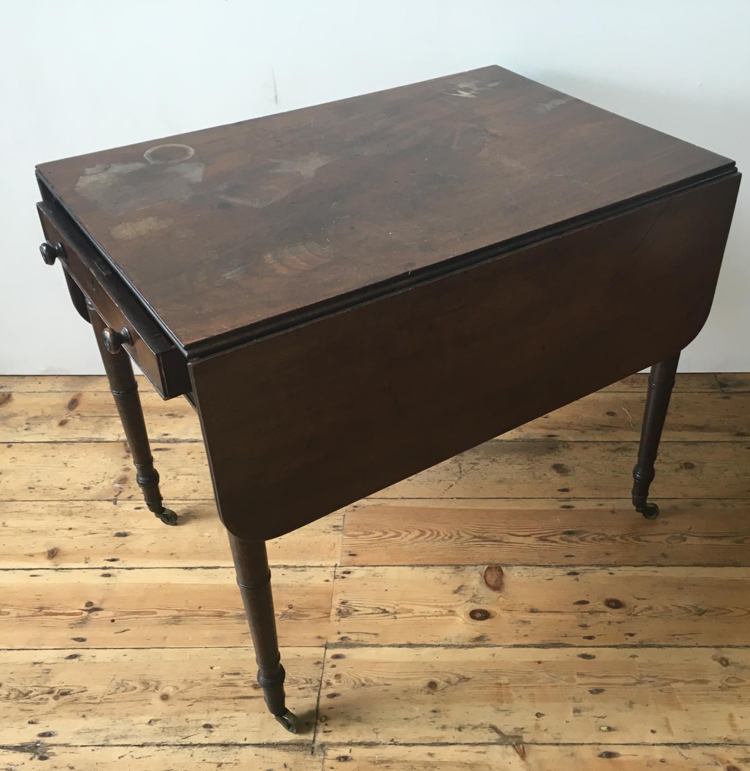 VICTORIAN MAHOGANY PEMBROKE TABLE ON TURNED LEGS, with drawer  71 x 84 x 58cm