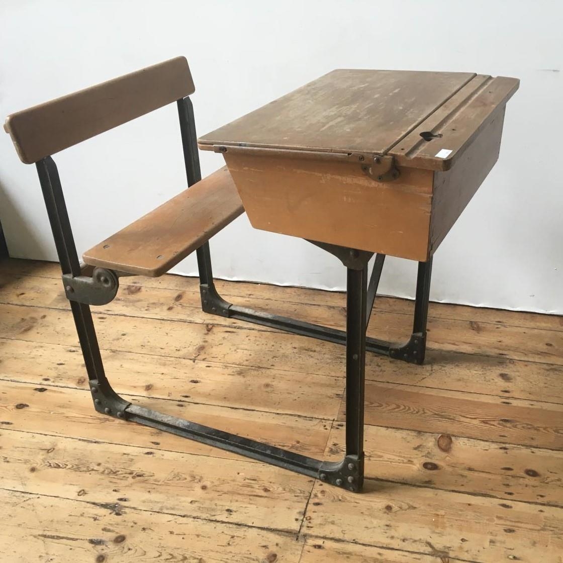 A VINTAGE LIFT TOP SCHOOL DESK WITH INTEGRATED SEAT 80 x 60 x 90cm - Image 2 of 3