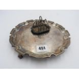 A SILVER SALVER LONDON 1935, AND A SMALL SILVER TOAST RACK
