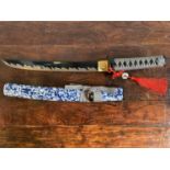 ORIENTAL-STYLE REPLICA SHORT-BLADED ORNAMENTAL SWORD WITH MOTTLED BLUE SCABBARD (50CM LONG)