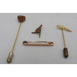 A 9CT GOLD BAR BROOCH, JAGUAR STICK PIN, HEART SHAPED STICK PIN AND KANGAROO PIN