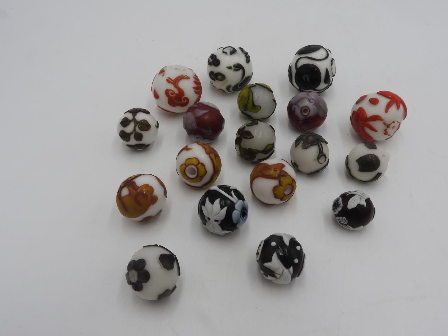 GROUP OF EIGHTEEN CHINESE PEKING OVERLAY GLASS BEADS 20TH CENTURY (18)