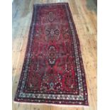 AN IRANIAN HAND KNOTTED FLORAL PATTERN HAMADAN RUG, 290 x 105cm