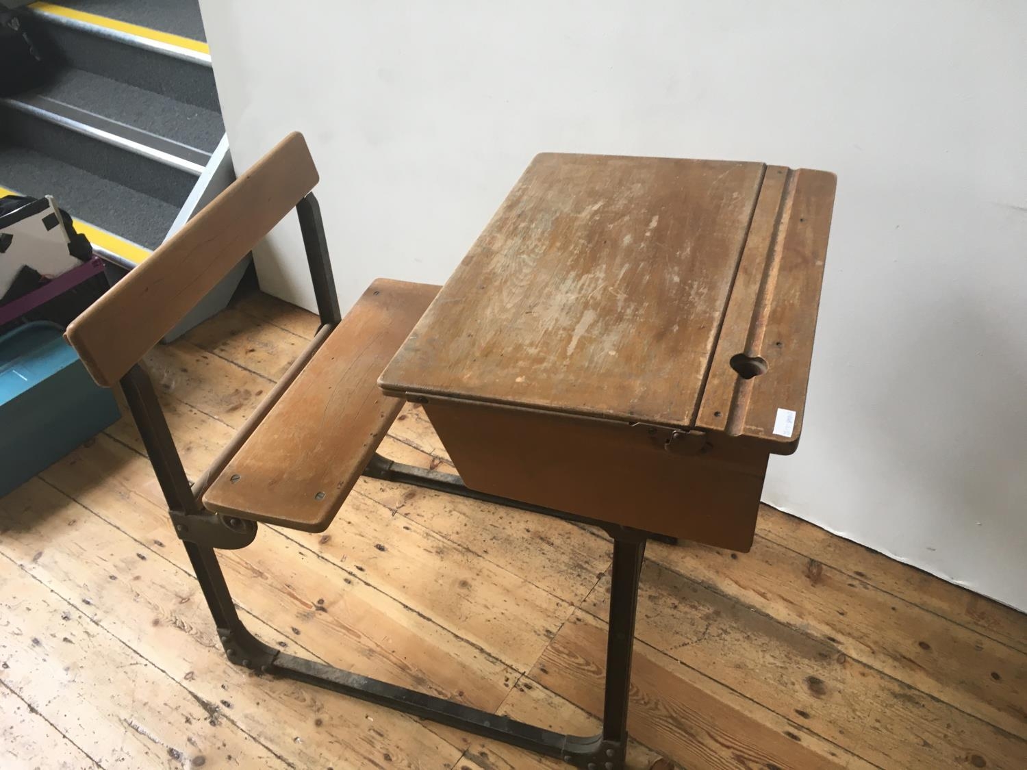 A VINTAGE LIFT TOP SCHOOL DESK WITH INTEGRATED SEAT 80 x 60 x 90cm