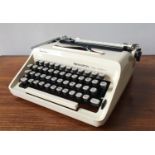 1970'S REMINGTON 10-40 PORTABLE TYPEWRITER