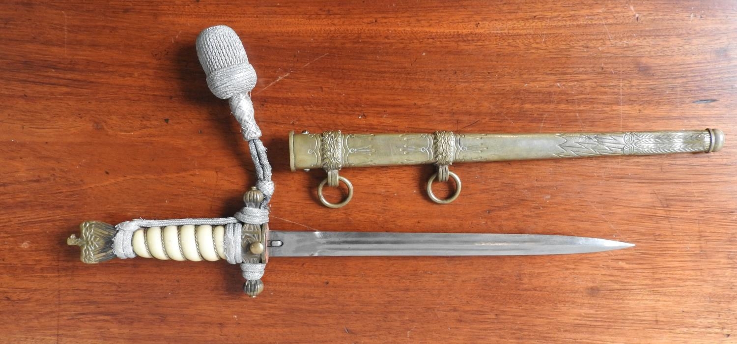 A GERMAN WWII KREIGSMARINE OFFICER'S DAGGER, with original grip work, early manufacture 1938-1940,