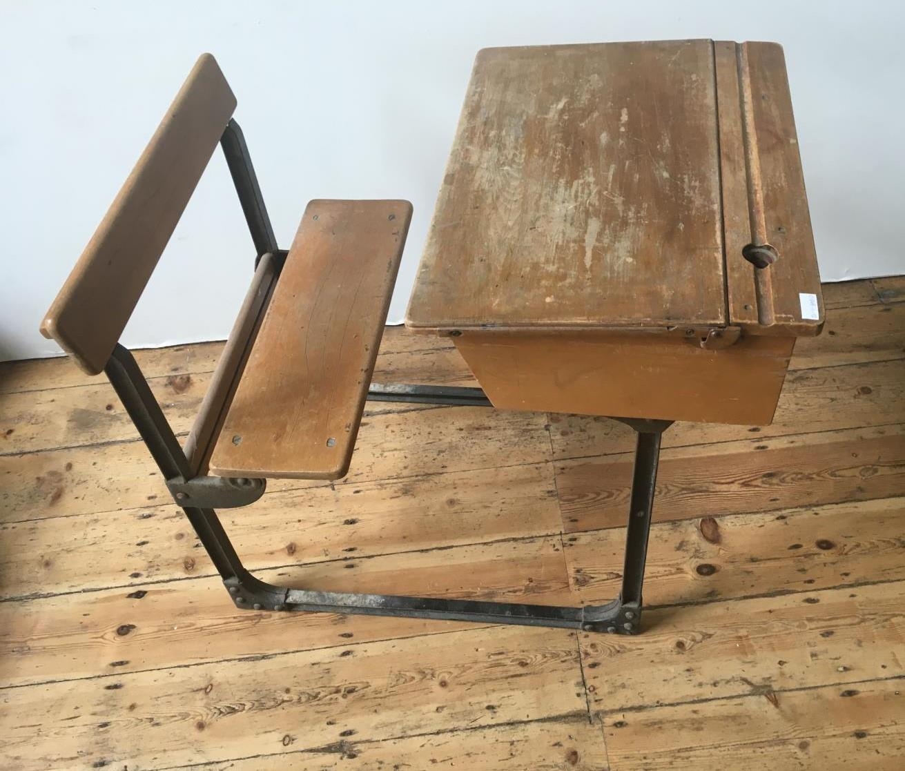 A VINTAGE LIFT TOP SCHOOL DESK WITH INTEGRATED SEAT 80 x 60 x 90cm - Image 3 of 3