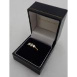 AN 18ct GOLD THREE STONE DIAMOND RING, ring size K
