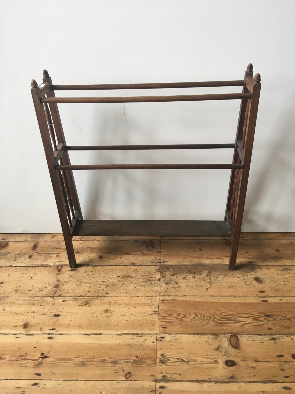 LATE VICTORIAN MAHOGANY TAPERED TOWEL RAIL, with turned spindle supports and finials 85cm high x