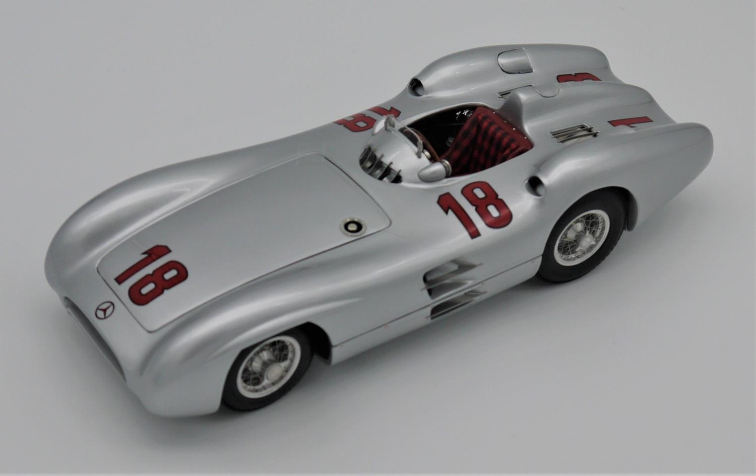 CMC MODELS 1:18 SCALE MODEL OF THE 1954 MERCEDES BENZ 196R STREAMLINER NUMBER 18 JUAN MICHEL