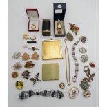 A QUANTITY OF COSTUME JEWELLERY BROOCHES, NECKLACES, WRIST WATCH & COMPACT
