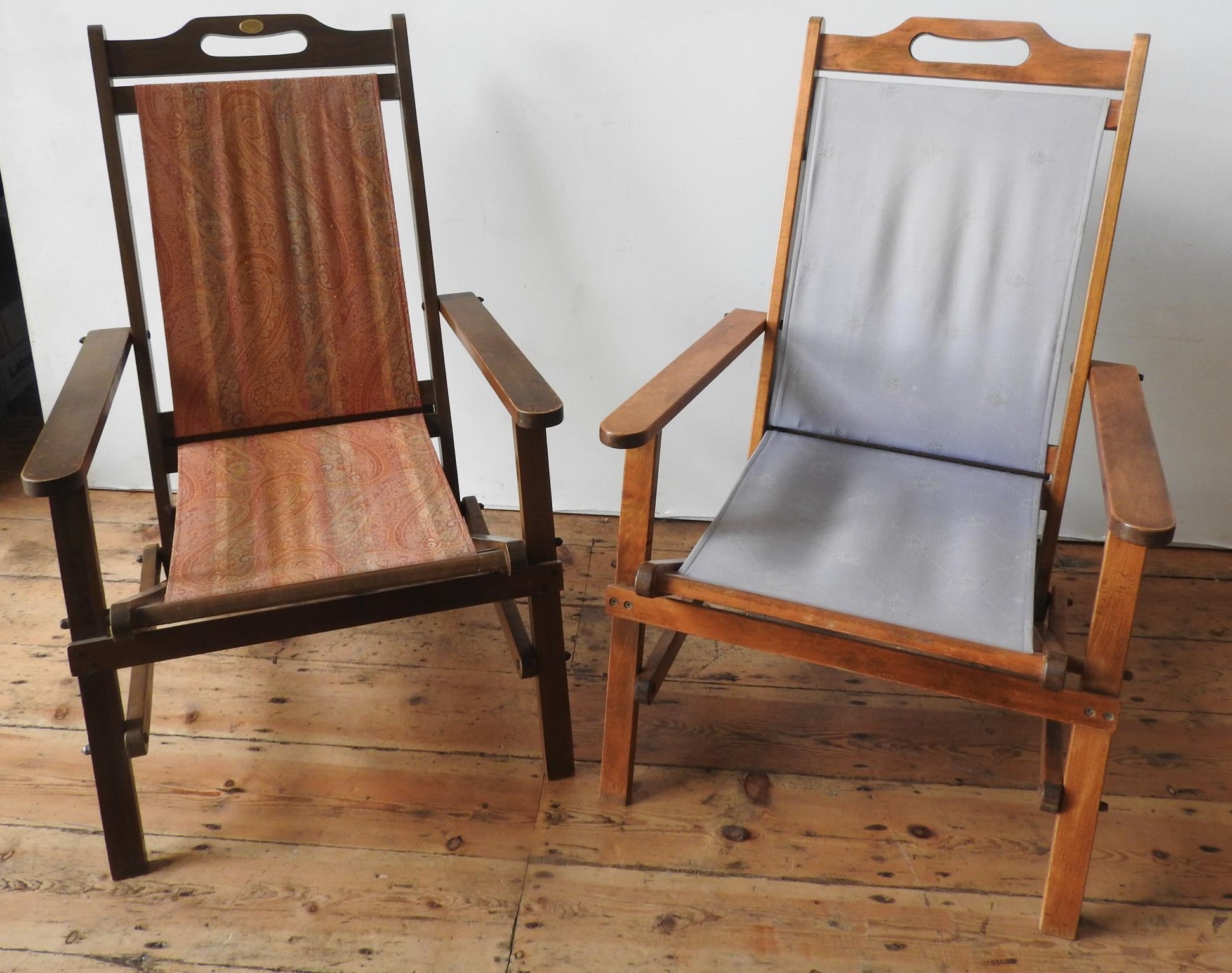 TWO FOLDING WOODEN PATIO CHAIRS WITH LOOSE CANVAS SEATS AND BACKS, ONE CHAIR BEARING A MULBERRY - Bild 3 aus 7