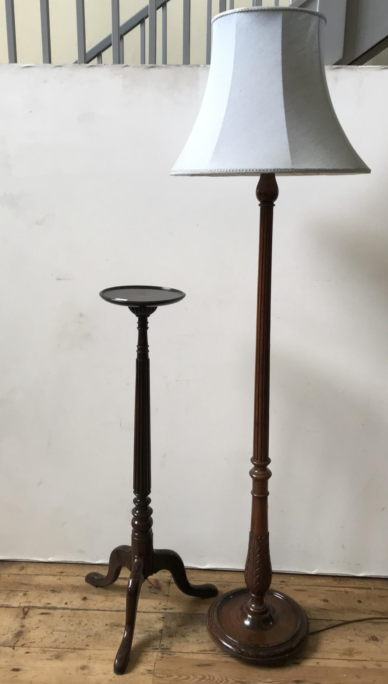 A 19th CENTURY MAHOGANY FLUTED TORCHERE AND FLUTED MAHOGANY STANDARD LAMP, torchere measuring