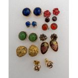 A PAIR OF 9CT GOLD KNOT STUD EARRINGS AND 22 OTHER PAIRS OF STUD AND DROP EARRINGS
