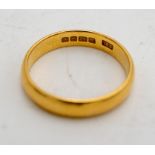 A 22CT GOLD BAND RING, WEIGHING 5 GRAMS