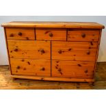 MODERN PINE MERCHANT'S STYLE CHEST OF SEVEN DRAWERS, 81 x 122 x 40cms