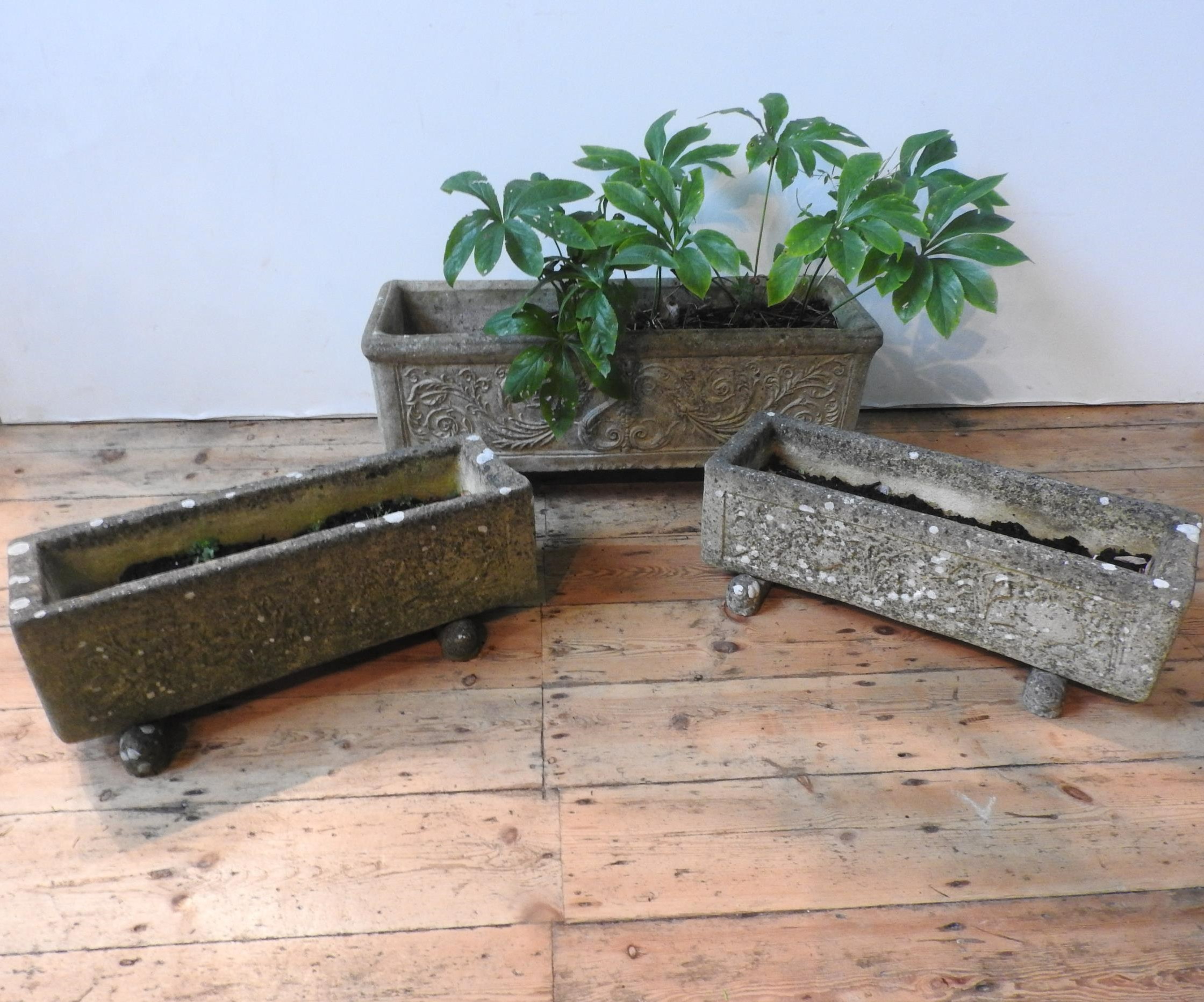 AN ORNATE WEATHERED GARDEN TROUGH AND TWO SMALLER TROUGHS, planted with Hellebore - Bild 2 aus 2