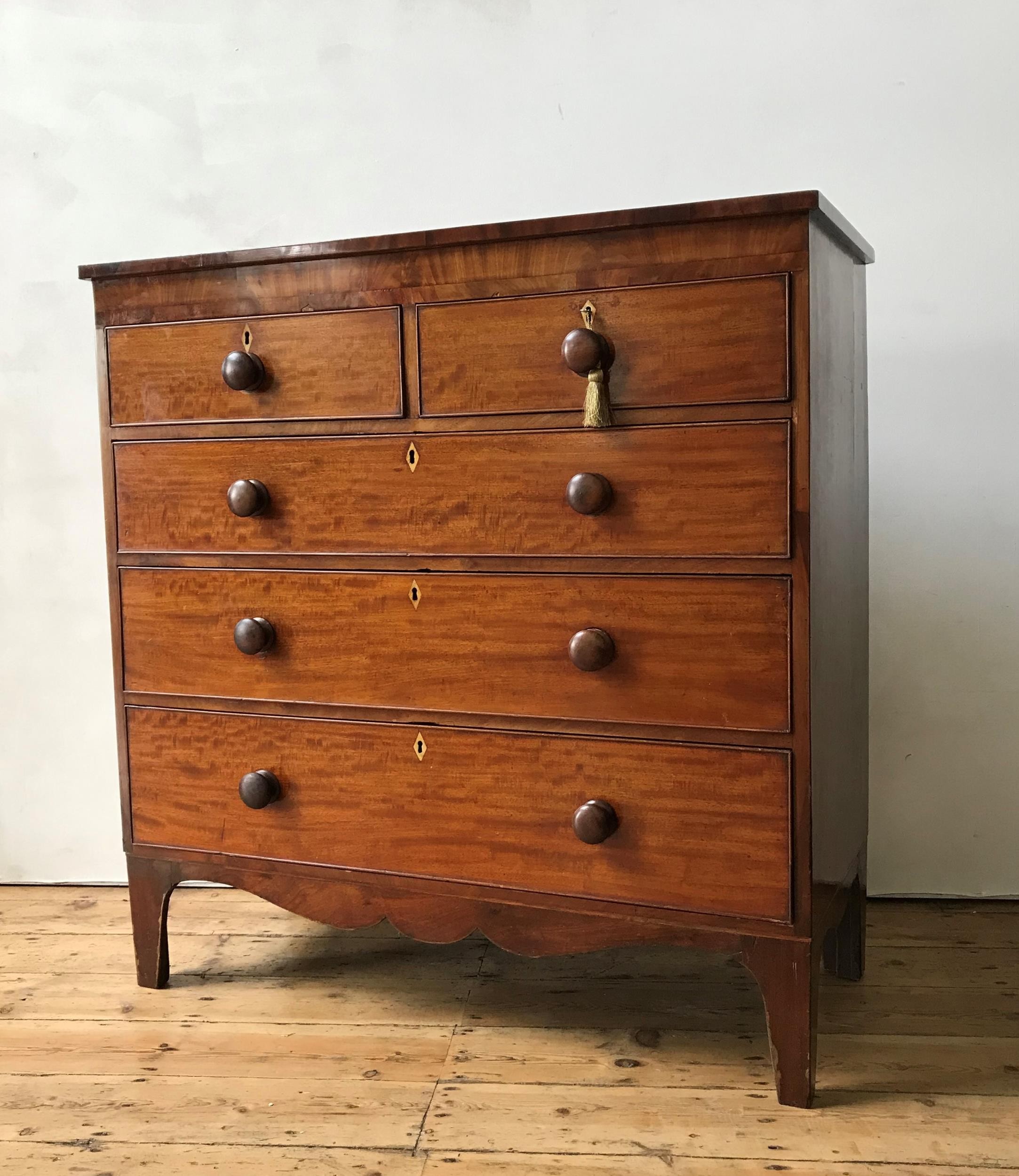 A 19th CENTURY MAHOGANY CHEST OF FIVE DRAWERS ON SPLAYED BRACKET FEET, two short drawers over - Image 3 of 3