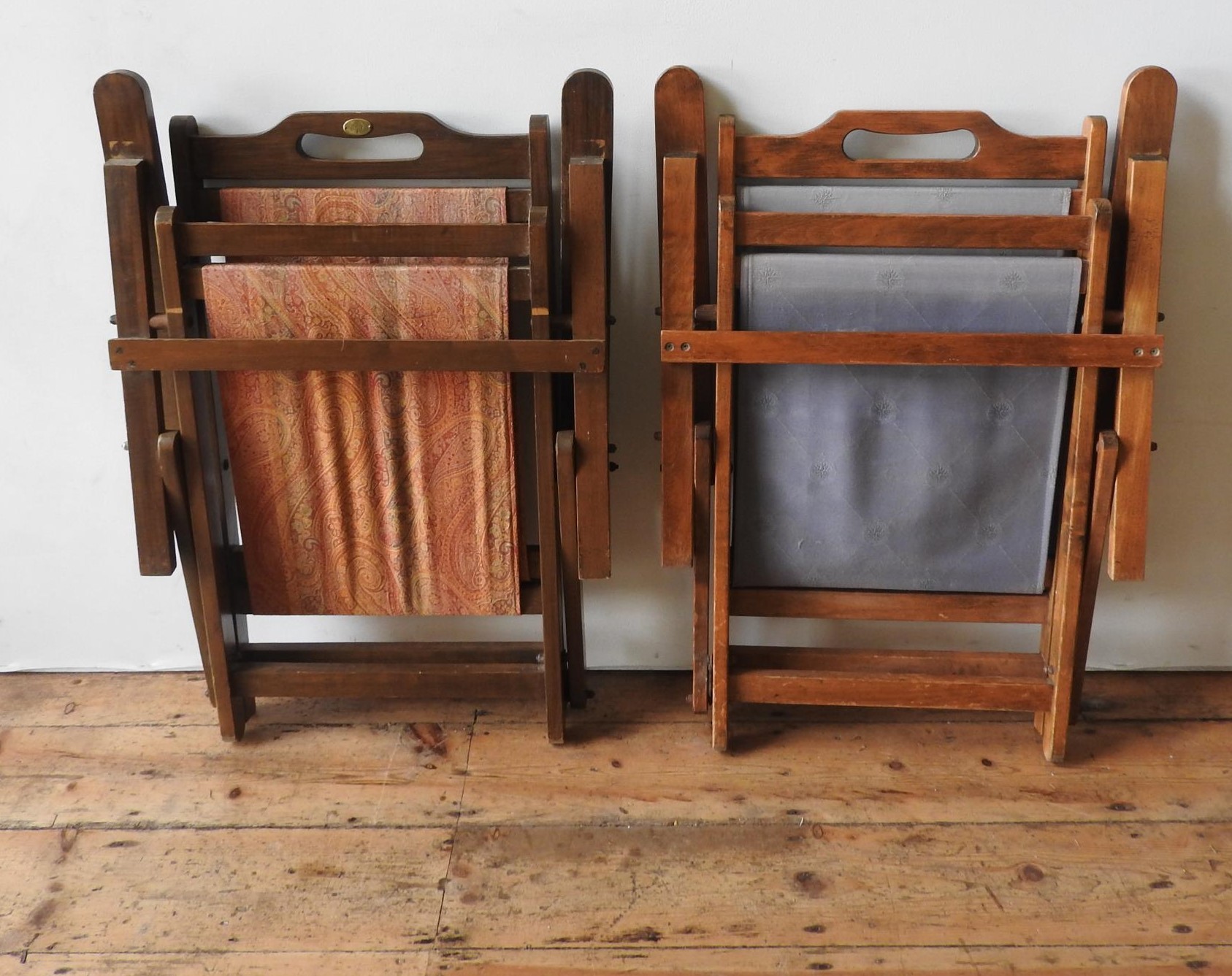 TWO FOLDING WOODEN PATIO CHAIRS WITH LOOSE CANVAS SEATS AND BACKS, ONE CHAIR BEARING A MULBERRY - Bild 7 aus 7