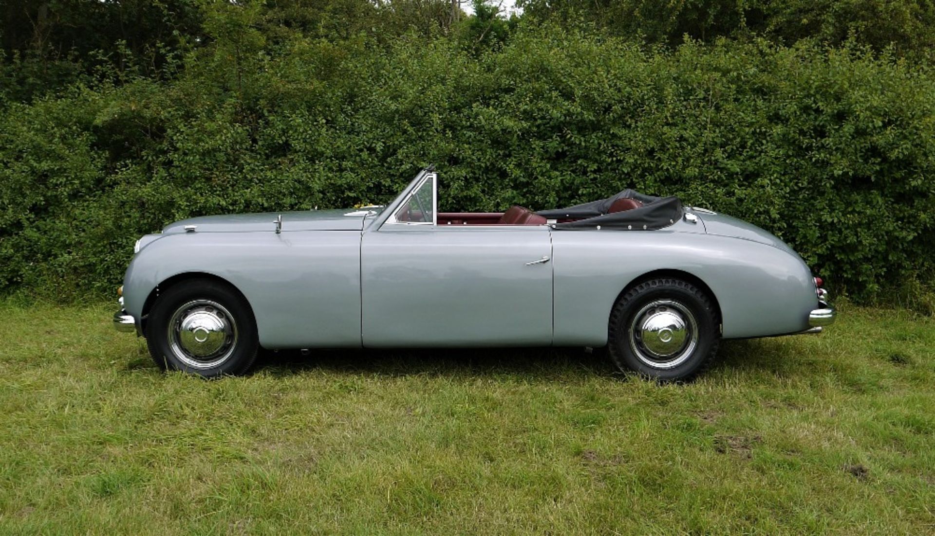 1952 JENSEN INTERCEPTOR CABRIOLET Registration Number: USK 657 Chassis Number: INT 18344Y Recorded - Image 2 of 41