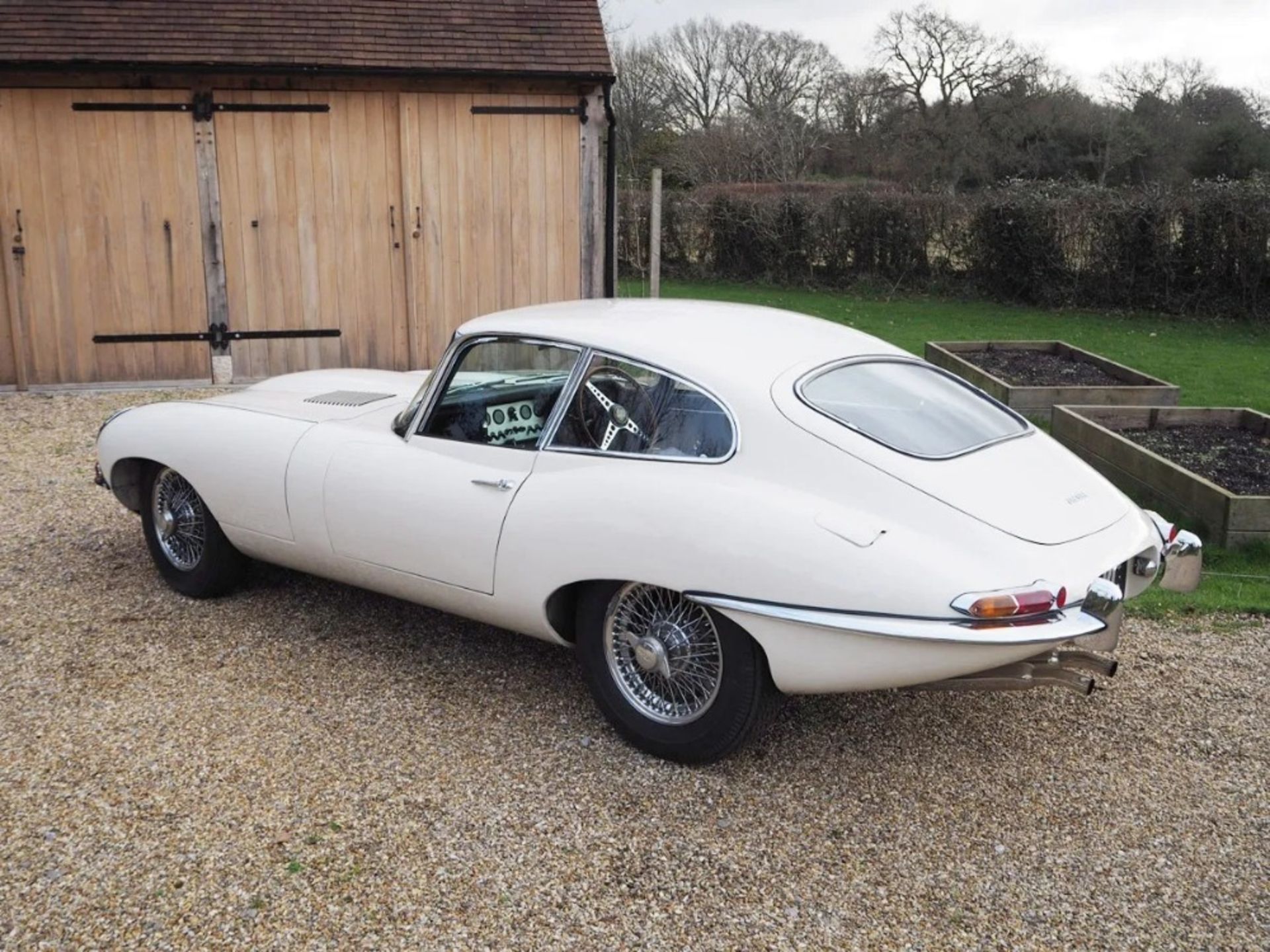 1962 JAGUAR E-TYPE SERIES I FIXED HEAD COUPE Registration Number: 696 VC Chassis Number: 860911 - Image 3 of 12