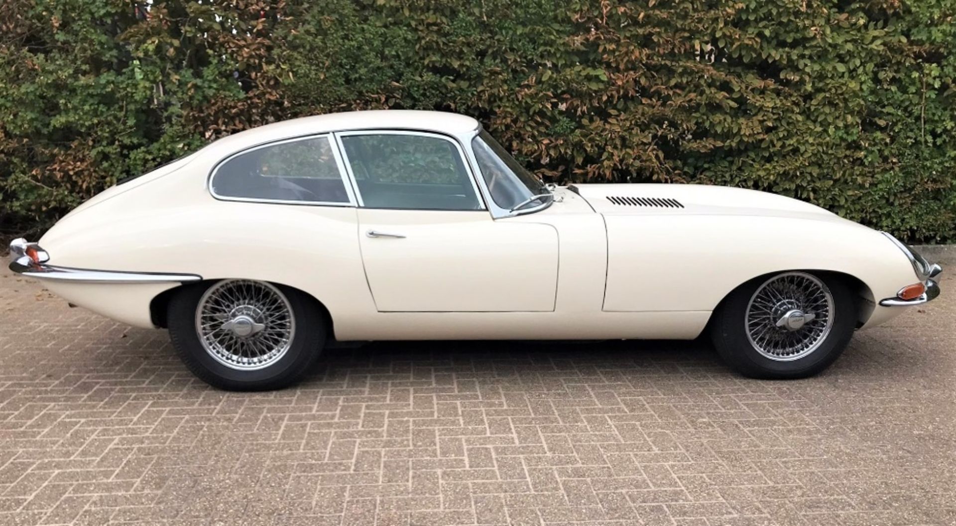 1962 JAGUAR E-TYPE SERIES I FIXED HEAD COUPE Registration Number: 696 VC Chassis Number: 860911 - Image 6 of 12