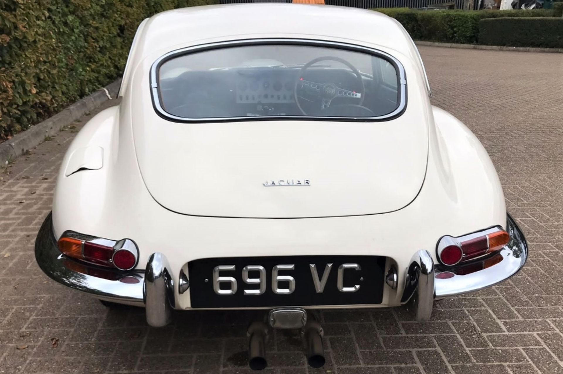 1962 JAGUAR E-TYPE SERIES I FIXED HEAD COUPE Registration Number: 696 VC Chassis Number: 860911 - Image 5 of 12