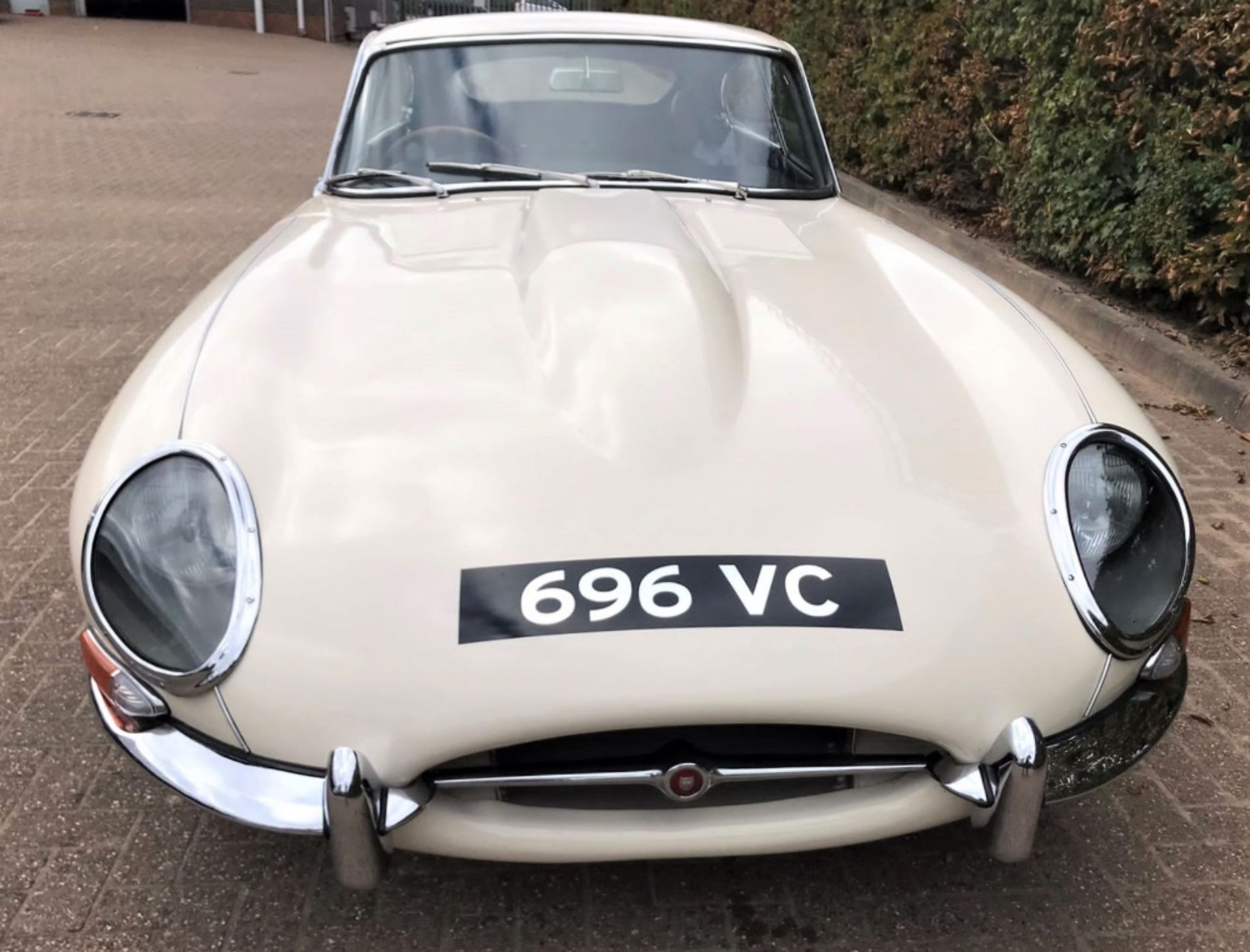 1962 JAGUAR E-TYPE SERIES I FIXED HEAD COUPE Registration Number: 696 VC Chassis Number: 860911 - Image 4 of 12