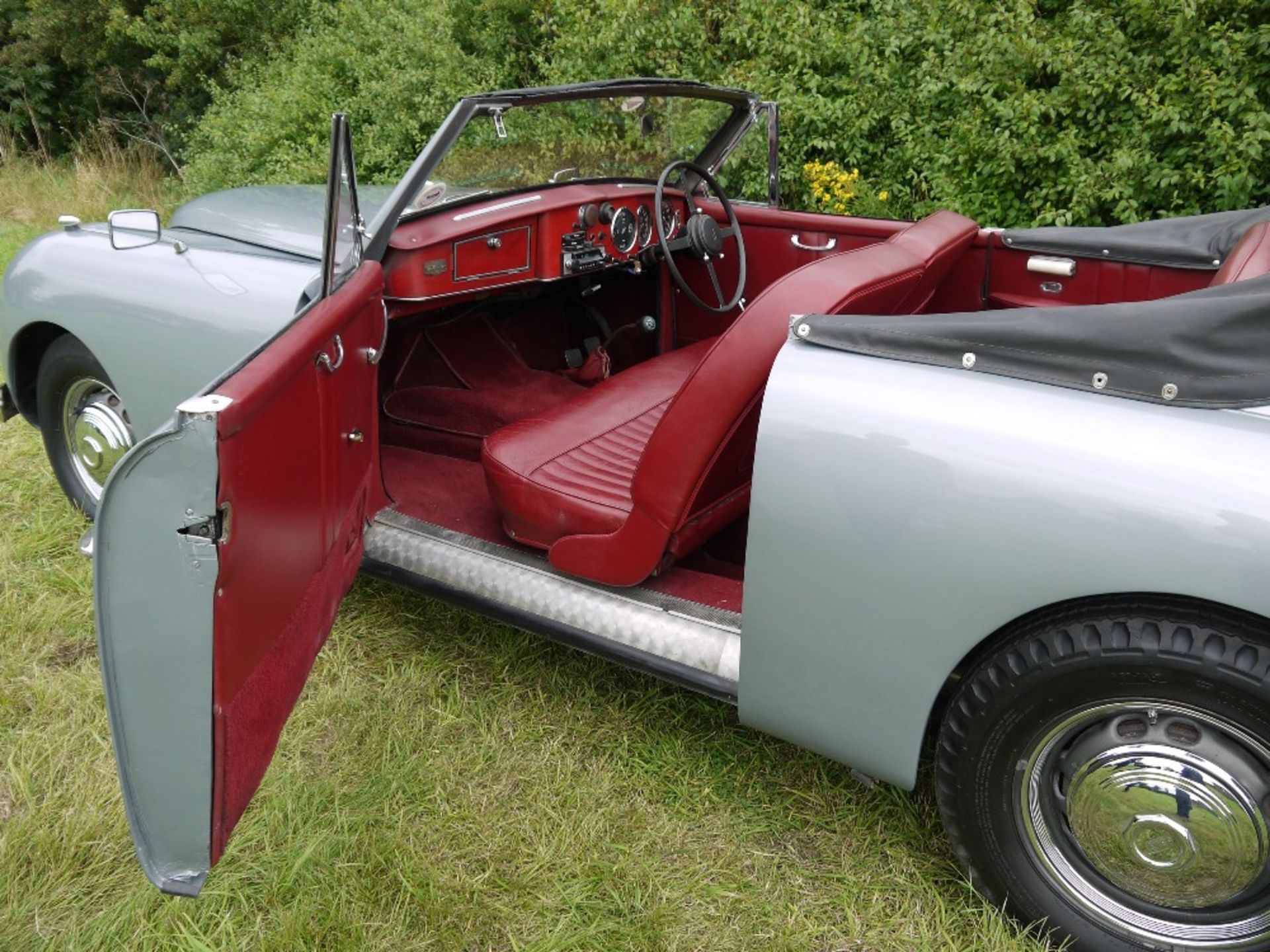 1952 JENSEN INTERCEPTOR CABRIOLET Registration Number: USK 657 Chassis Number: INT 18344Y Recorded - Image 31 of 41