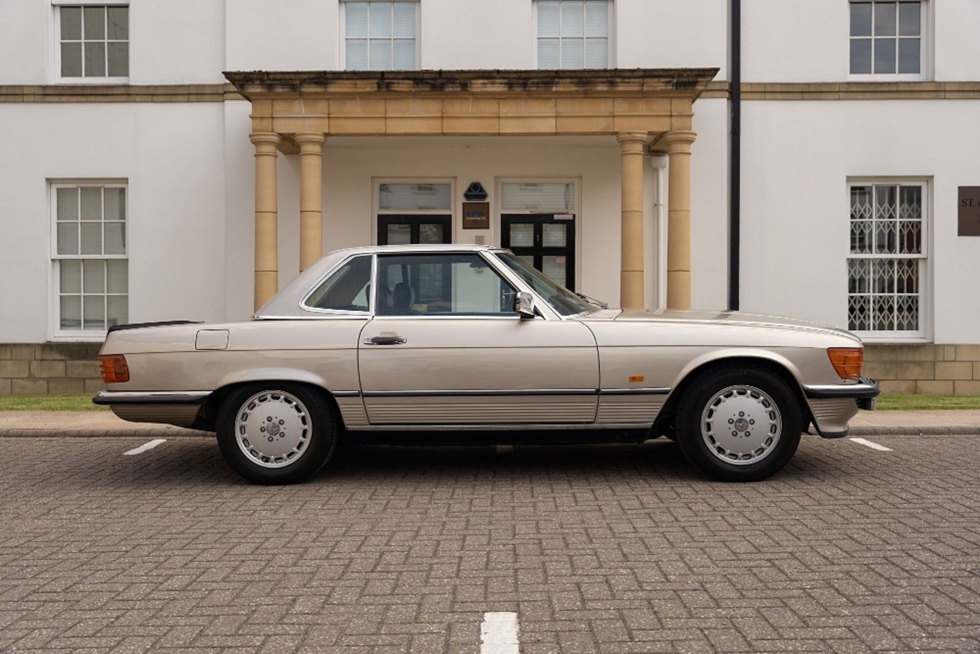 1986 MERCEDES-BENZ 500 SL Registration Number: D896 UTU Chassis Number: WDB1070462A050905 Recorded - Image 7 of 26