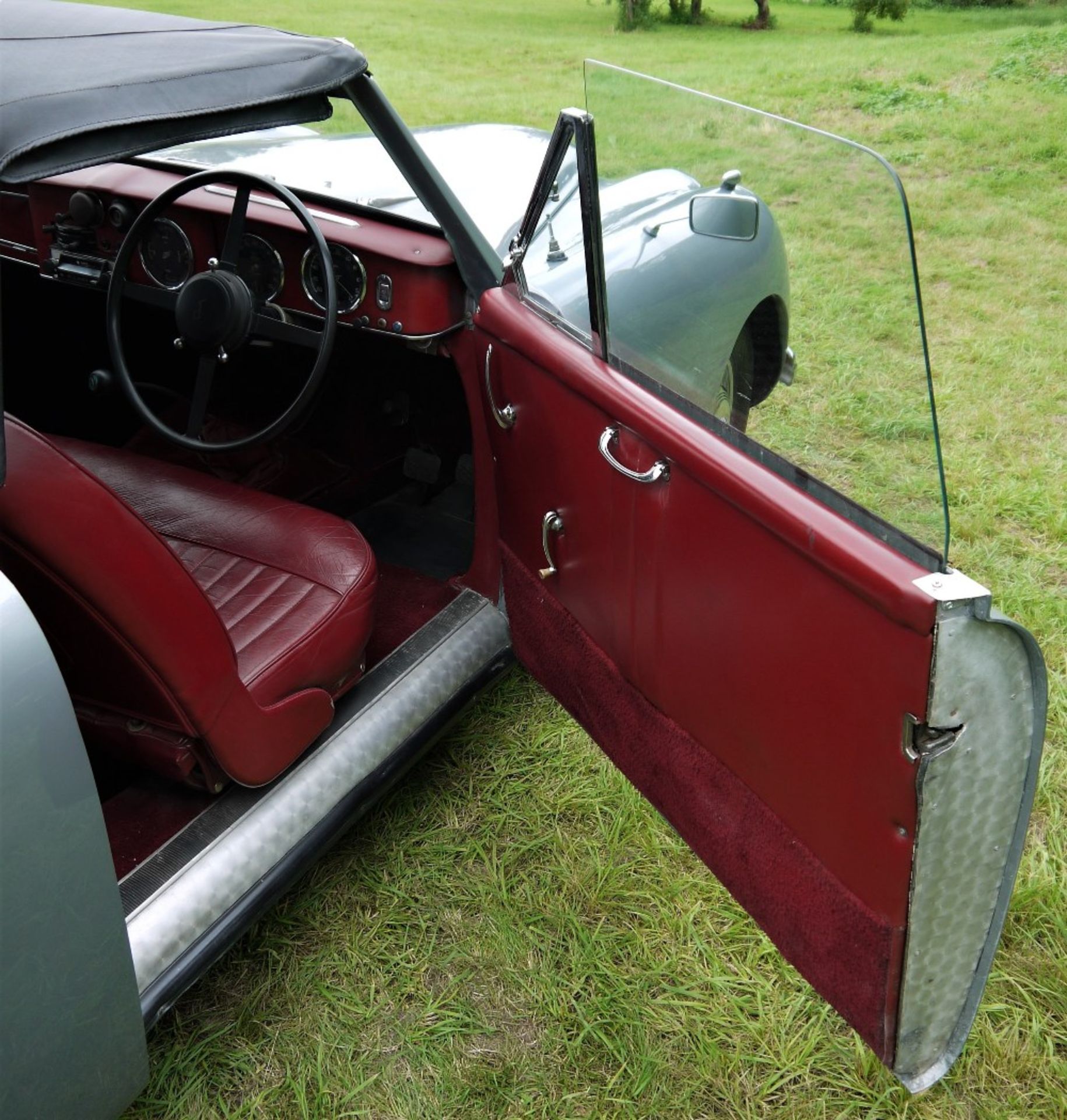 1952 JENSEN INTERCEPTOR CABRIOLET Registration Number: USK 657 Chassis Number: INT 18344Y Recorded - Image 21 of 41