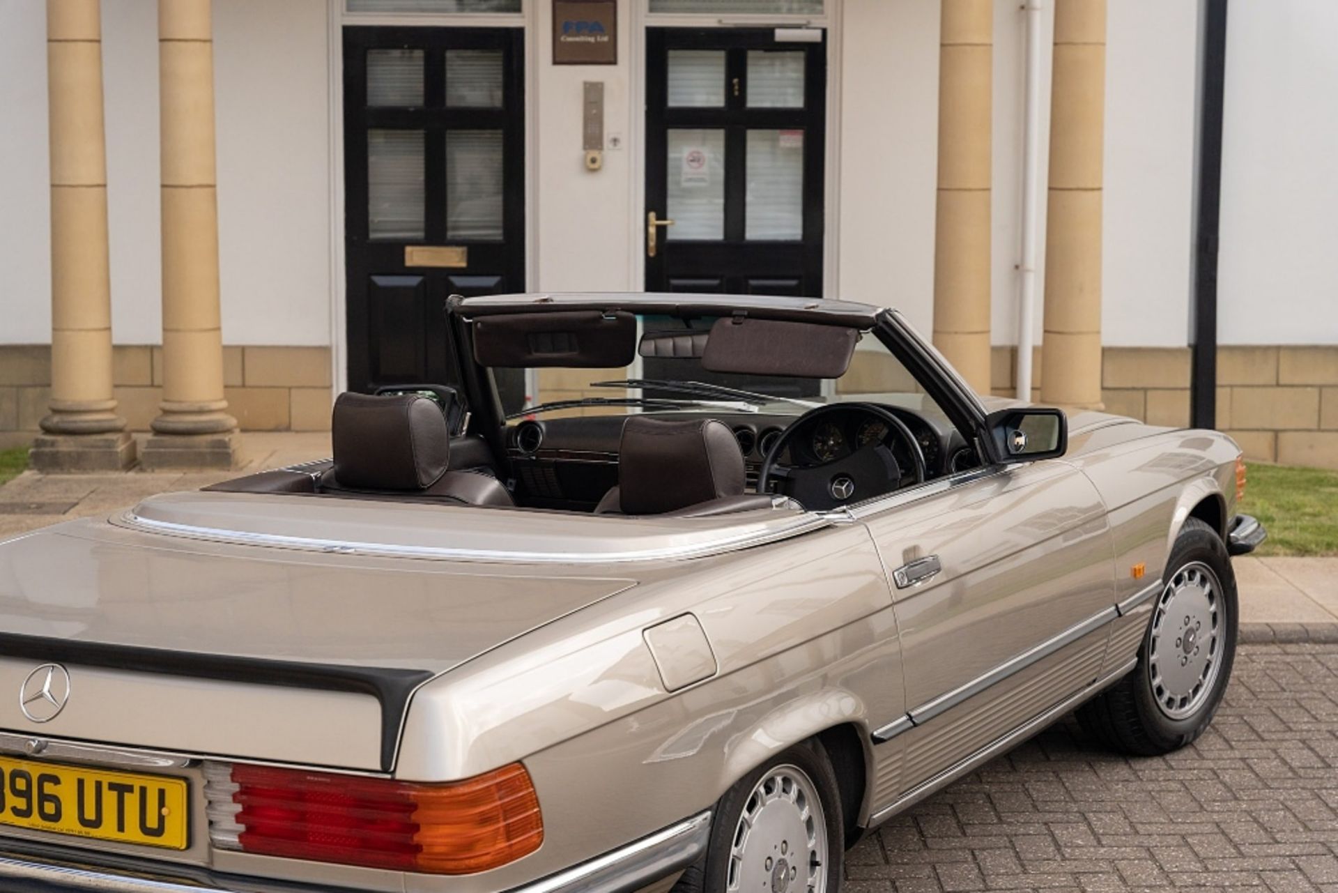 1986 MERCEDES-BENZ 500 SL Registration Number: D896 UTU Chassis Number: WDB1070462A050905 Recorded - Image 11 of 26