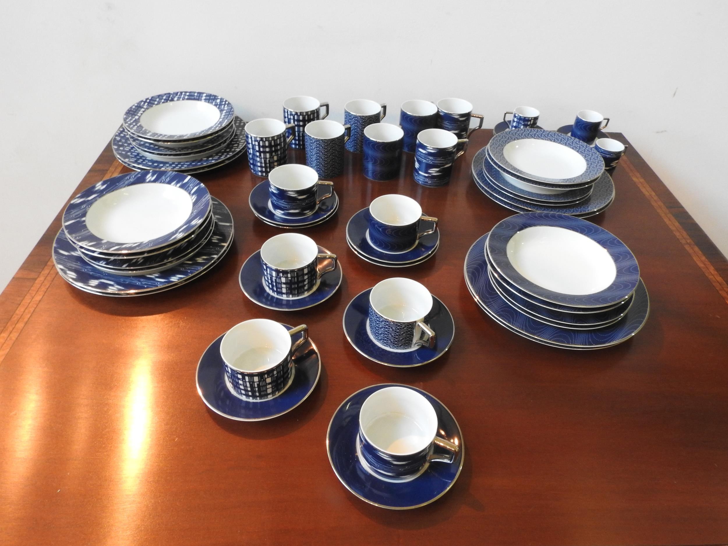 A COLLECTION OF ANDREW MARTIN 'GRAND HOTEL' TABLE WARES, including breakfast bowls, coffee cans,