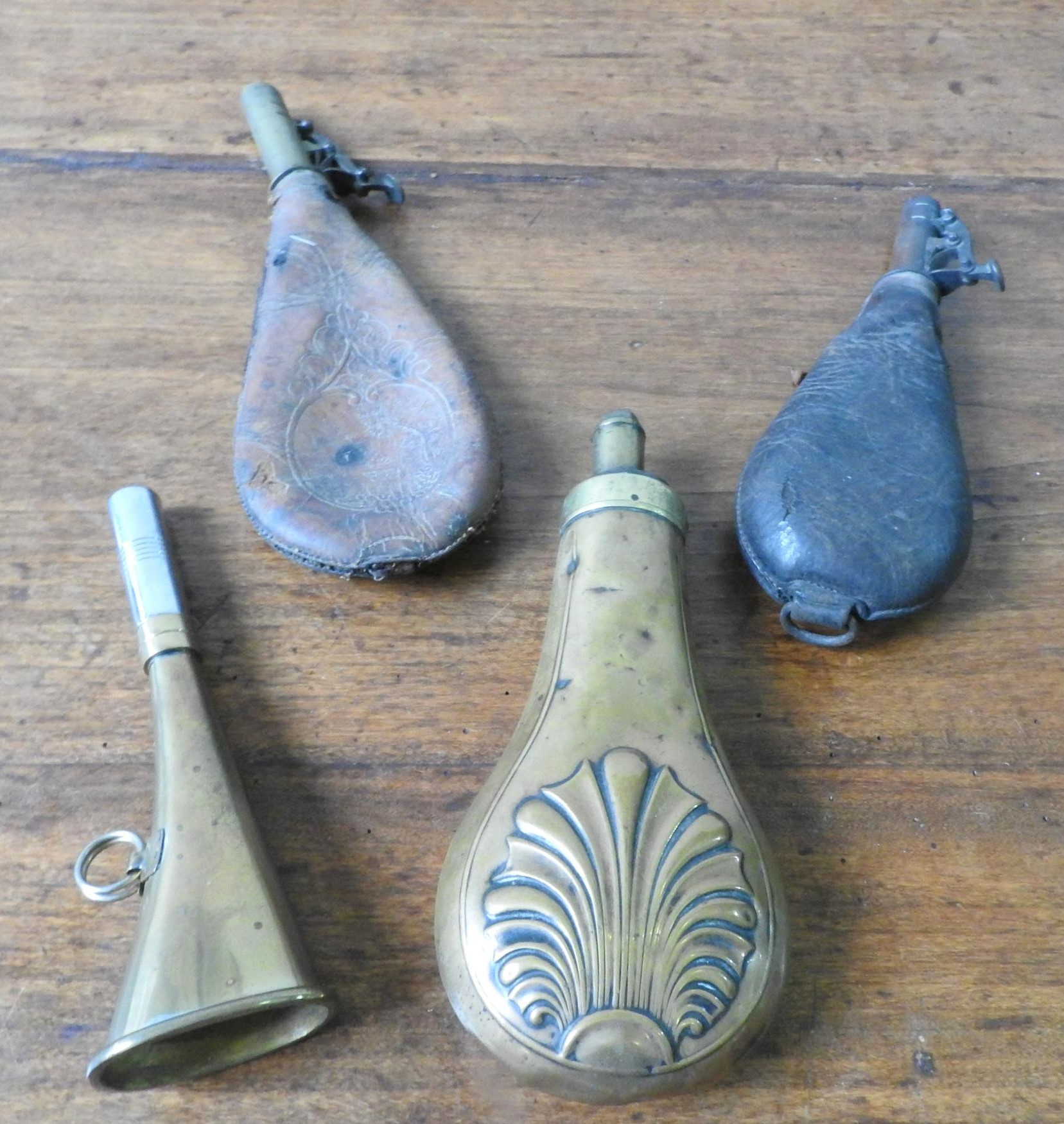 A 19TH CENTURY BRASS SHOT FLASK, TWO LEATHER SHOT FLASKS AND A 20TH CENTURY HUNTING HORN, the - Image 2 of 2