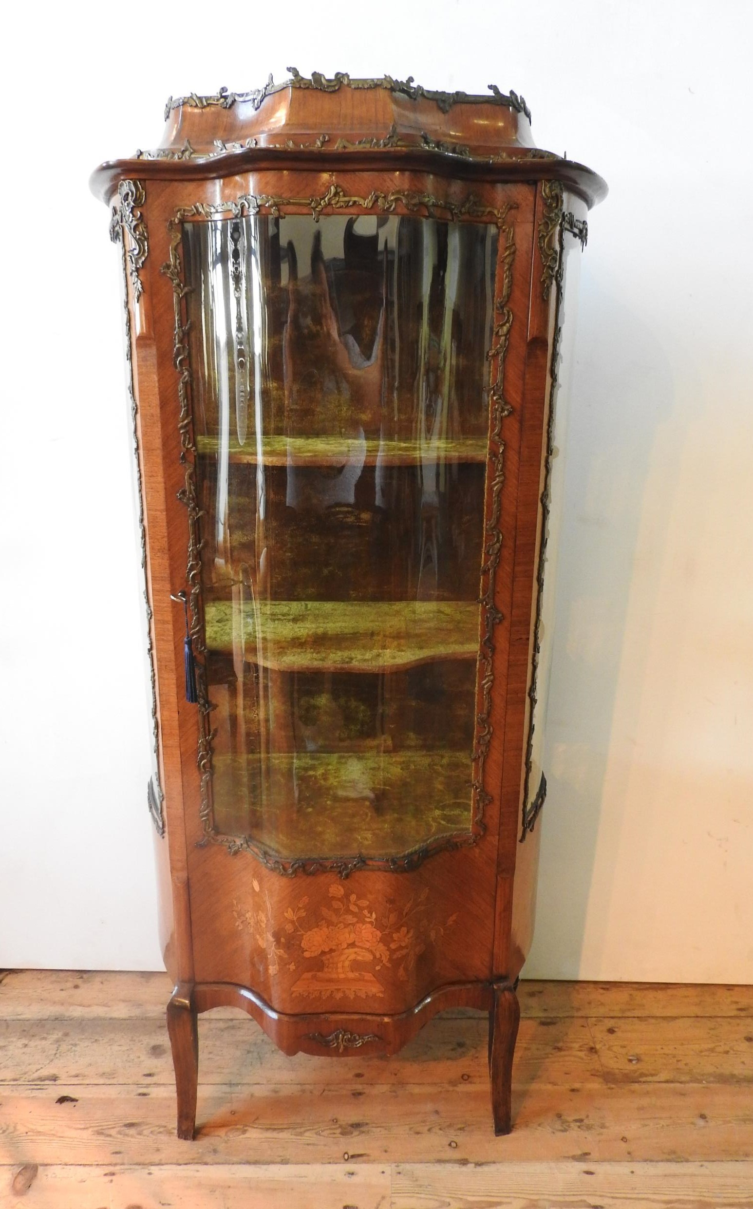 A 20TH CENTURY LOUIS XV STYLE WALNUT VENEER MARQUETRY INLAID VETRINE CABINET, with glazed serpentine