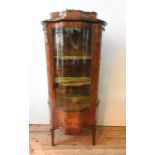 A 20TH CENTURY LOUIS XV STYLE WALNUT VENEER MARQUETRY INLAID VETRINE CABINET, with glazed serpentine