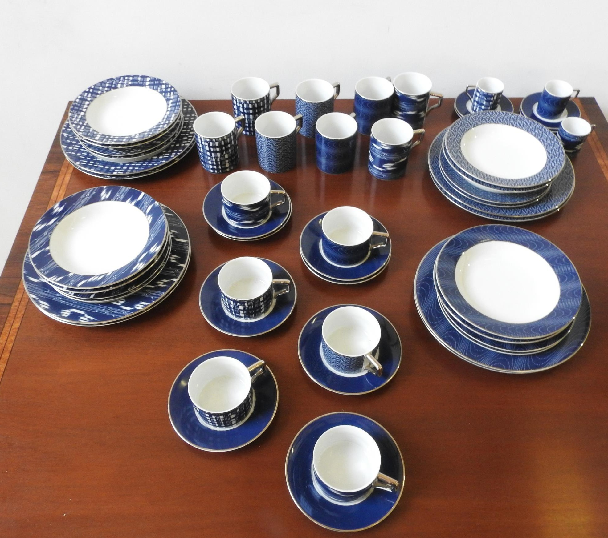 A COLLECTION OF ANDREW MARTIN 'GRAND HOTEL' TABLE WARES, including breakfast bowls, coffee cans, - Image 2 of 2