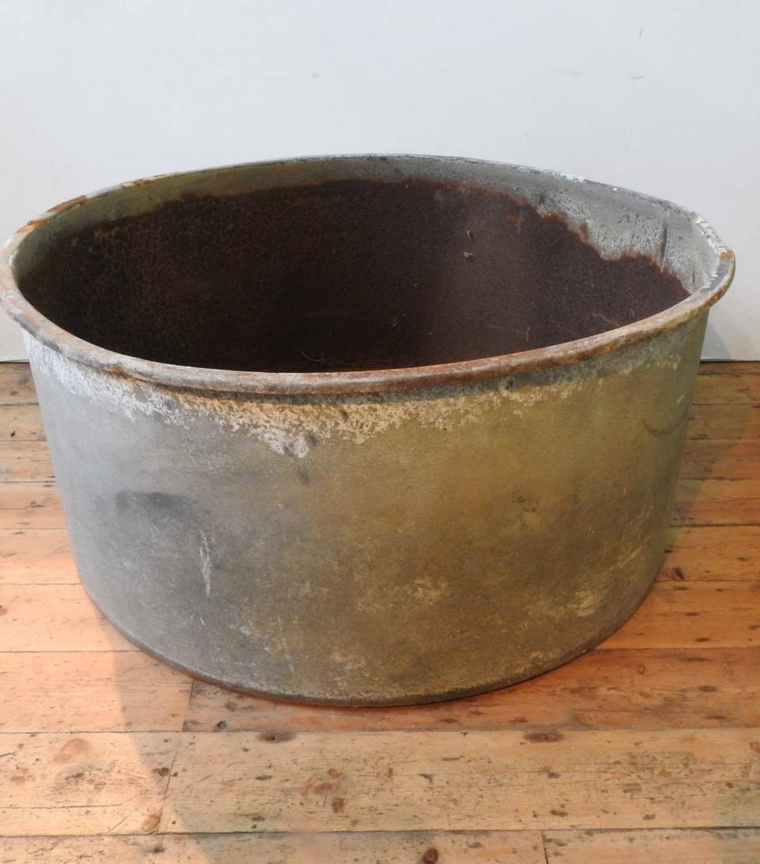 A LARGE CIRCULAR GALVANISED GARDEN PLANTER, 56 cm deep, 122 cm dia - Image 2 of 2