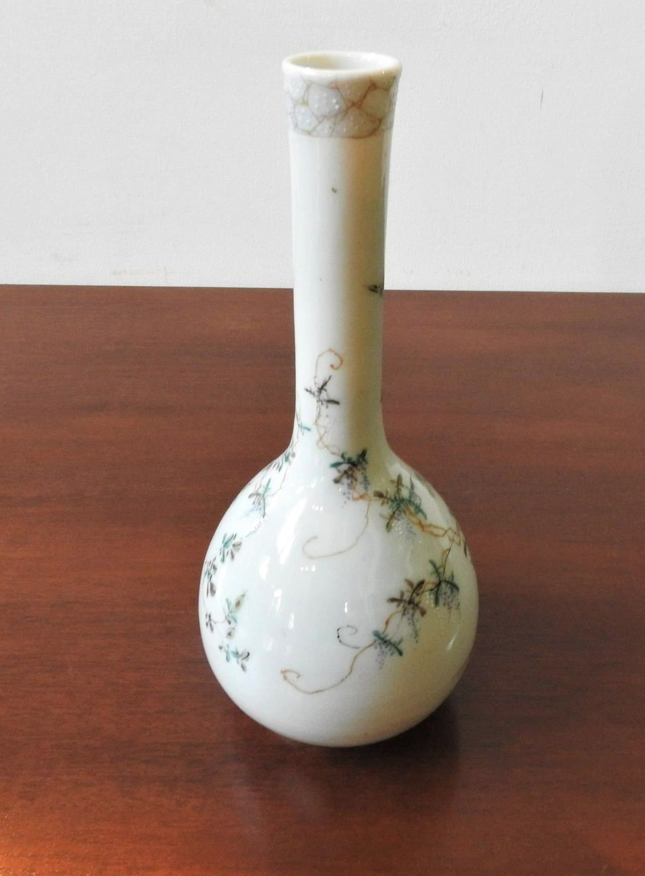 A FAMILLE ROSE BOTTLE VASE, 25 cm high - Image 5 of 5